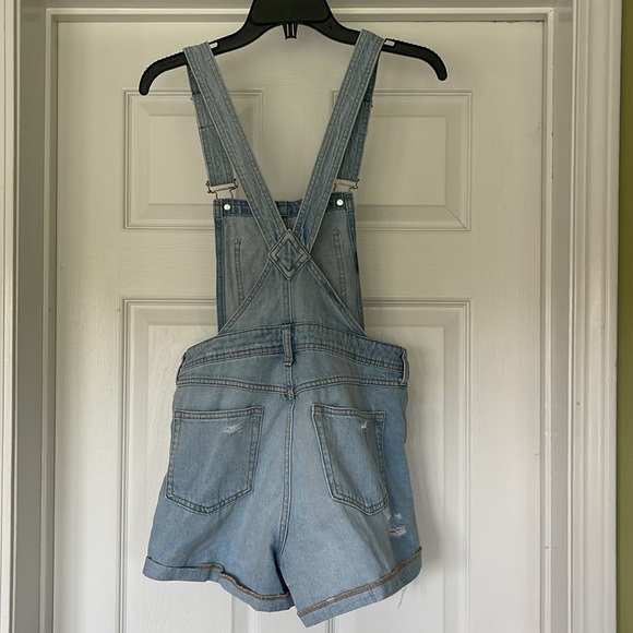 H&M - light washed & distressed blue jean overall shorts - Size 4 - Picture 2 of 4